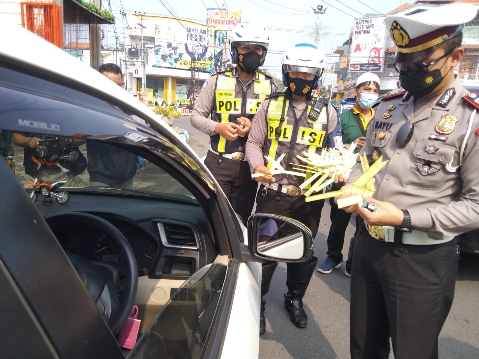 Selain Dekorasi Pernikahan, Janur Kuning Lain Punya Fungsi Lain Bagi Satlantas Polres Tulungagung