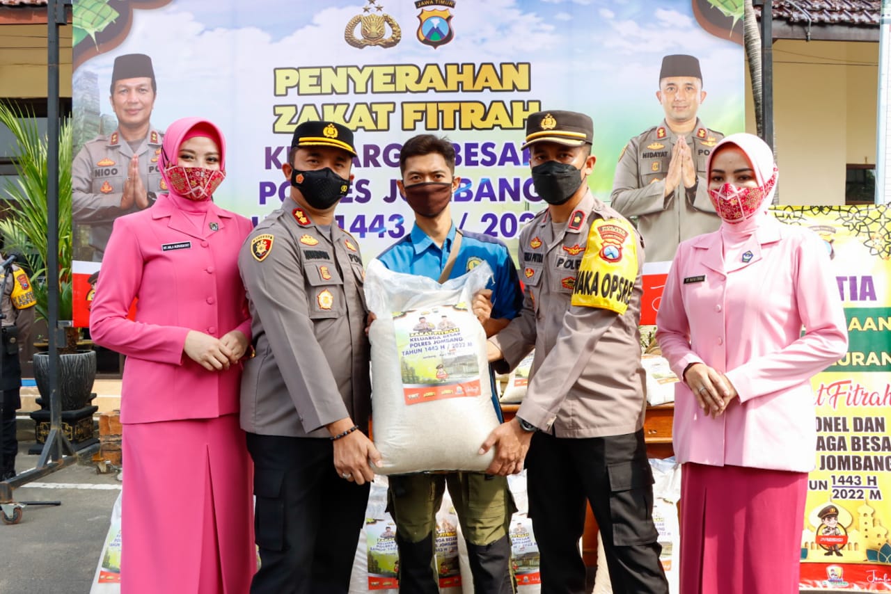 Polres Jombang Salurkan Zakat Fitrah Kepada Masyarakat Dan Panti Asuhan