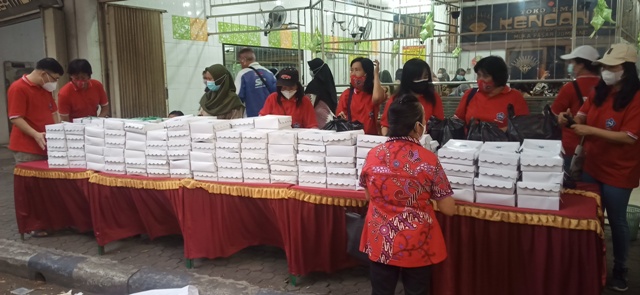 Wujud Toleransi Antarumat, Warga Tionghoa Jombang Berbagi Takjil