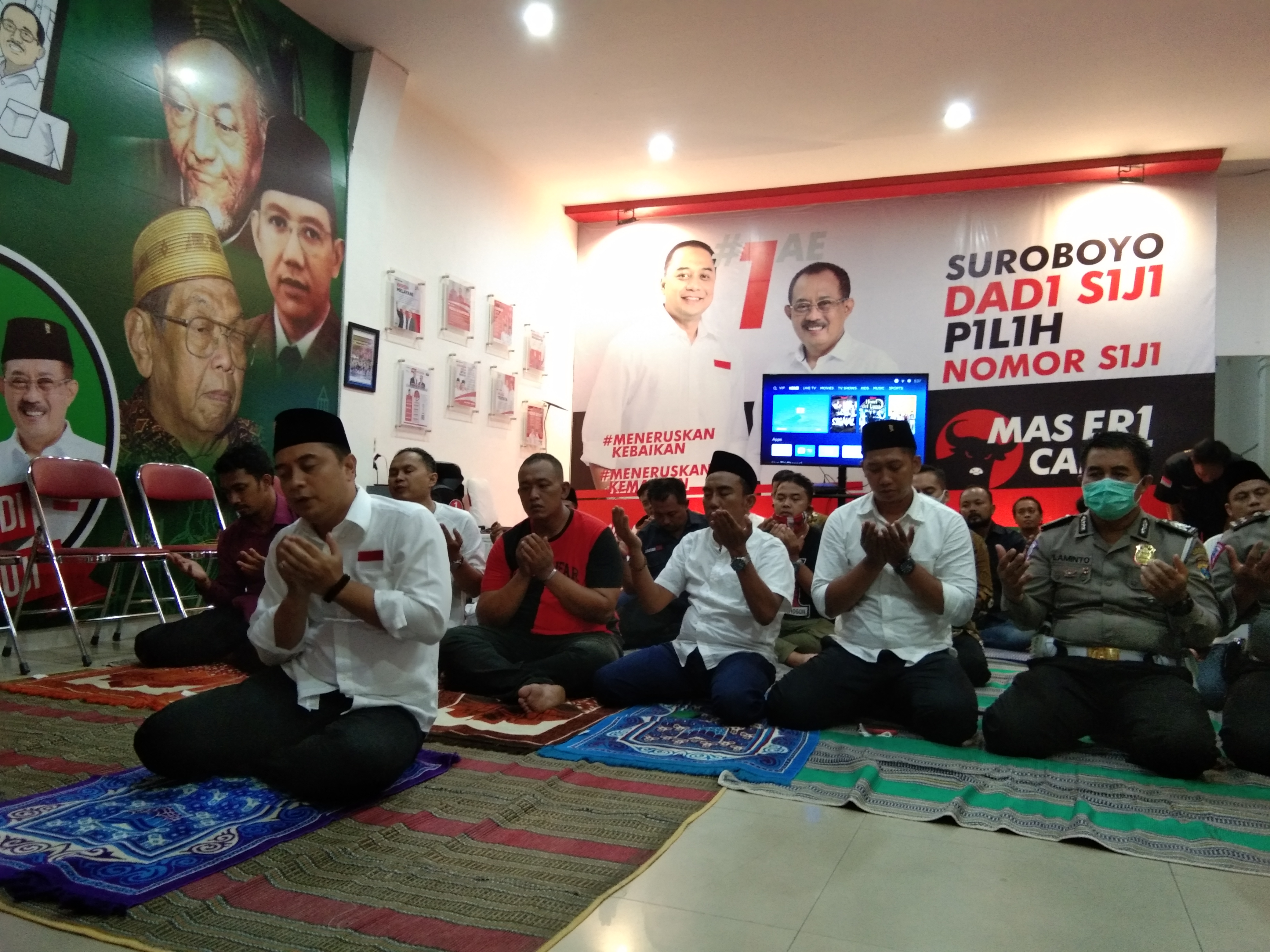 Sebelum Debat Kedua, Eri Cahyadi Imami Shalat Maghrib