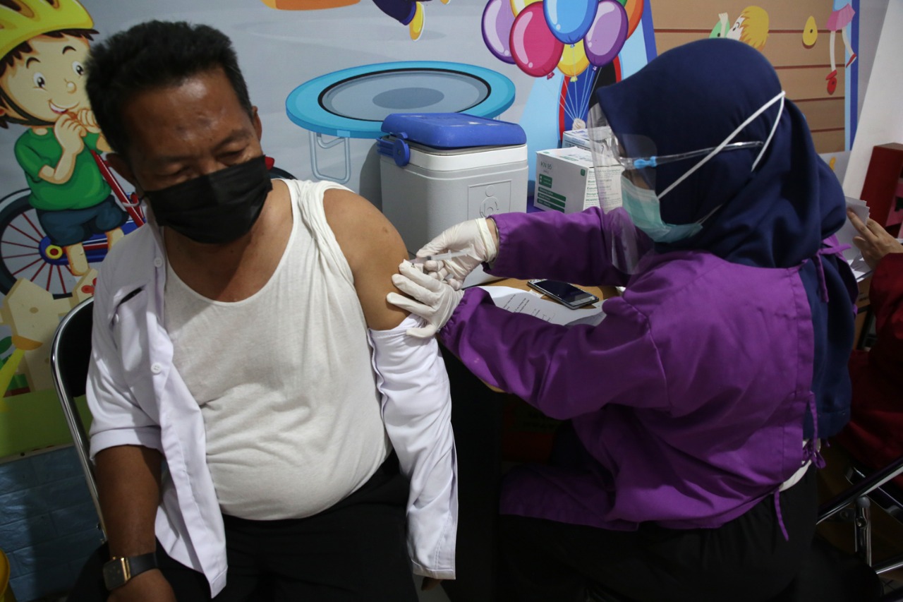 Termin Kedua Vaksinasi Lansia di Surabaya Dijadawal Ulang