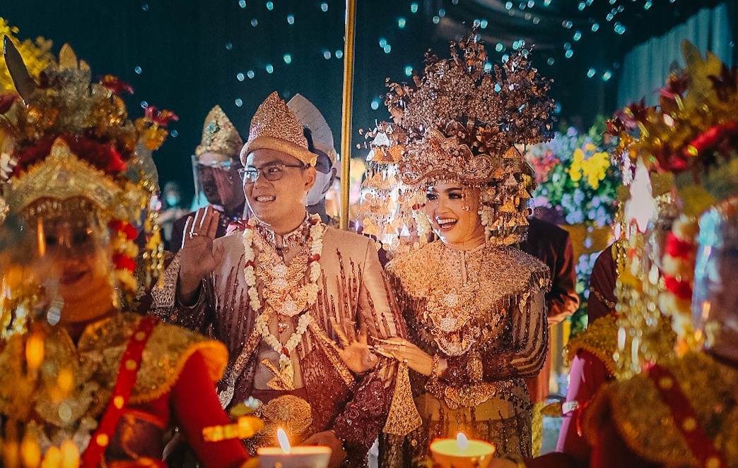 Resepsi Pernikahan Anggota DPRD , Kenakan Mahkota Kebanggan Wanita