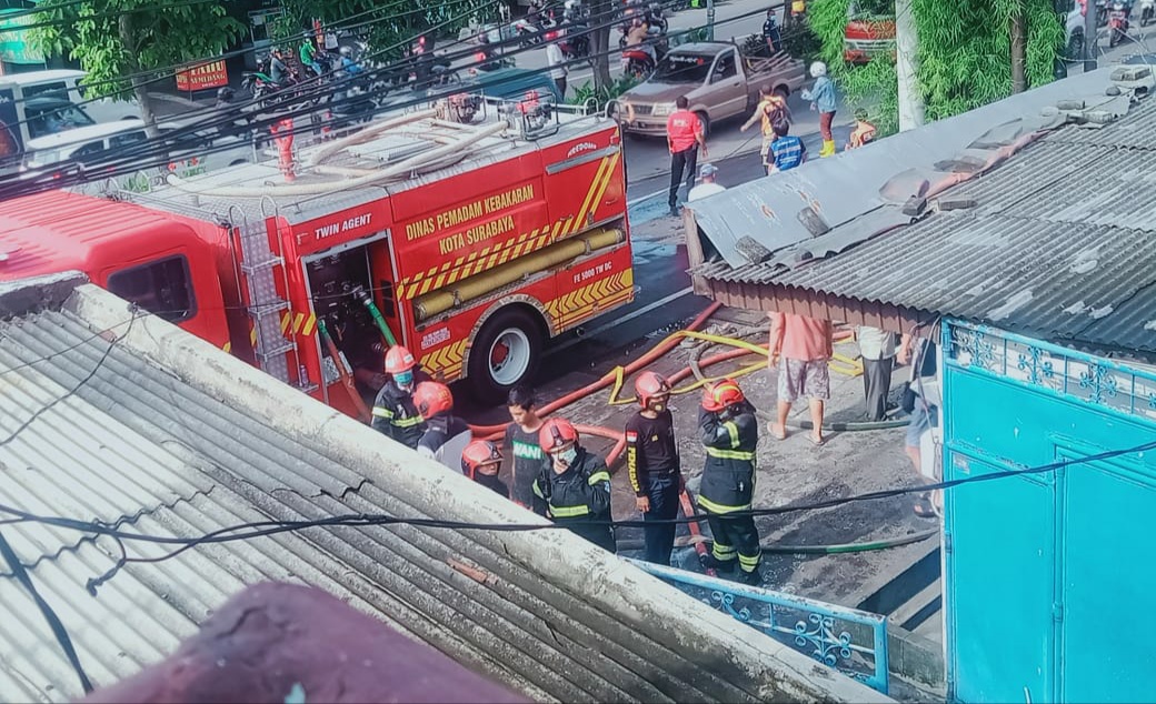Toko Bangunan di Tandes Surabaya Terbakar, Diduga Akibat Tumpukan Kayu