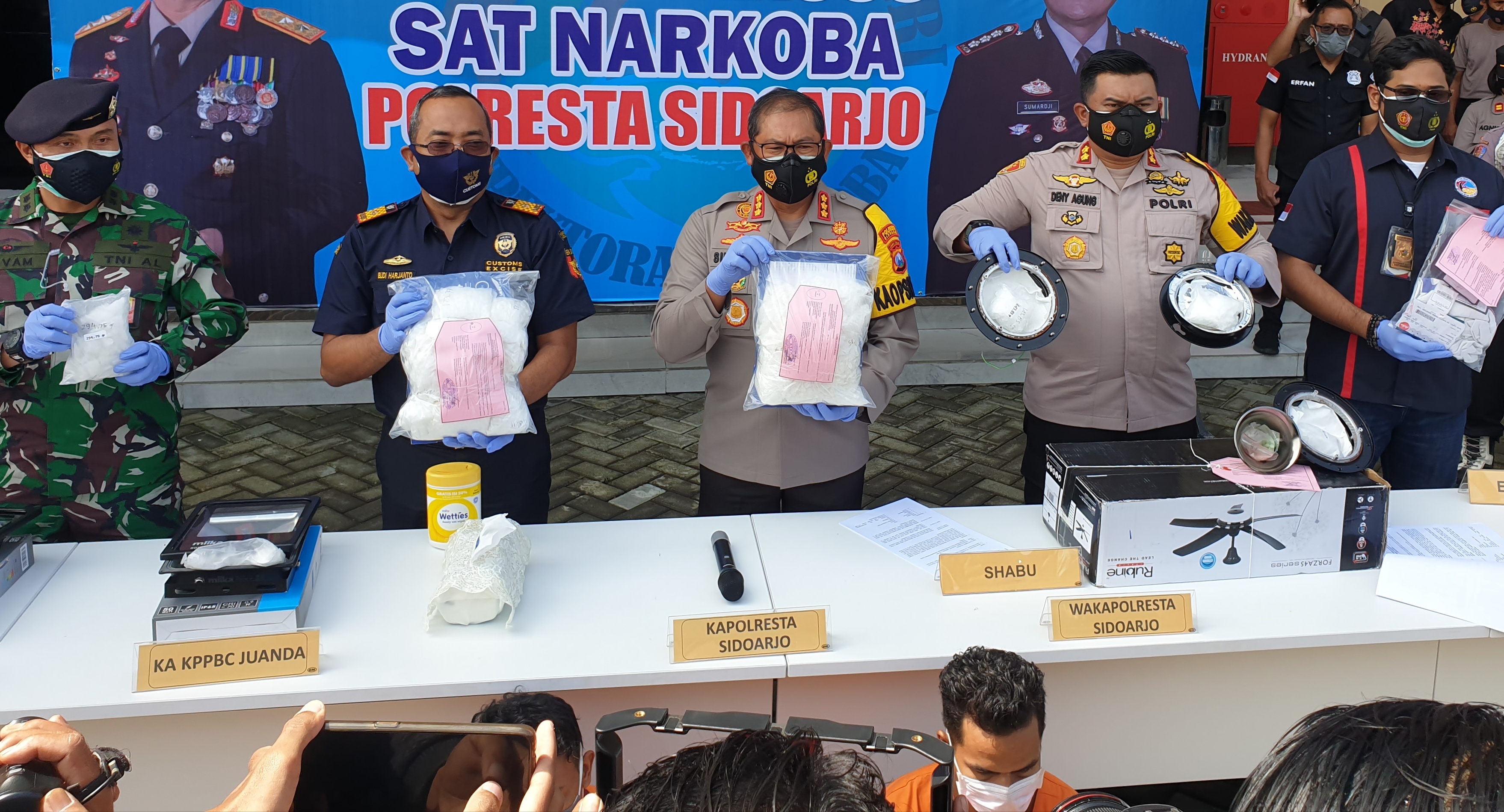 Selundupkan Narkoba Dalam Lampu, Polisi Sita 6 Kg Sabu dan 100 Ekstasi