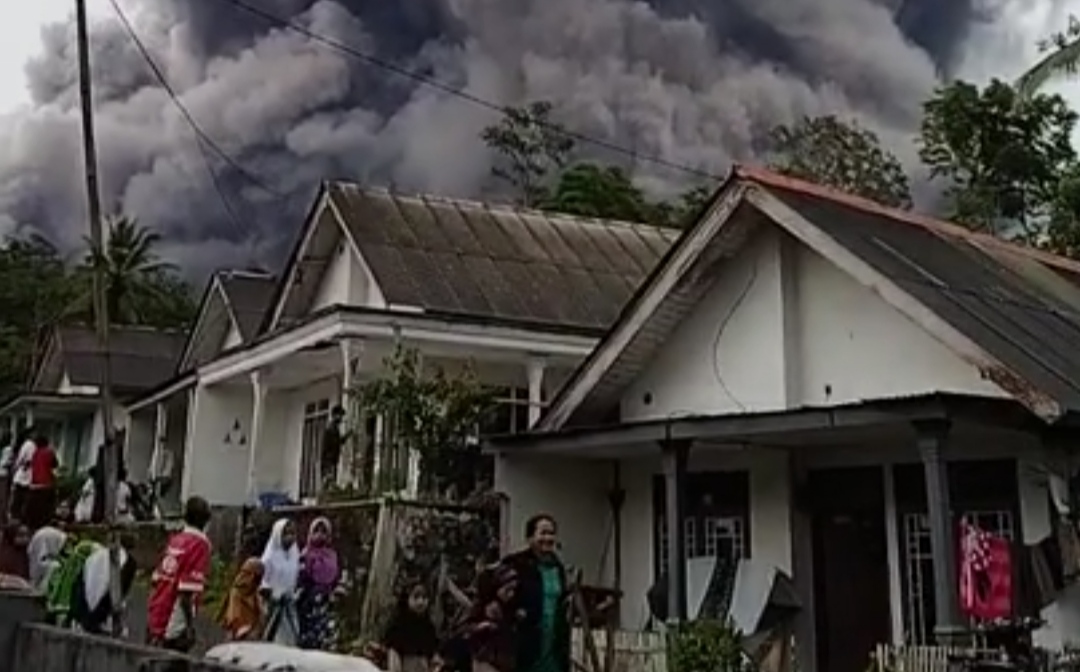 Gunung Semeru Meletus, Semburan Awan Panas Hingga 4,5 KM