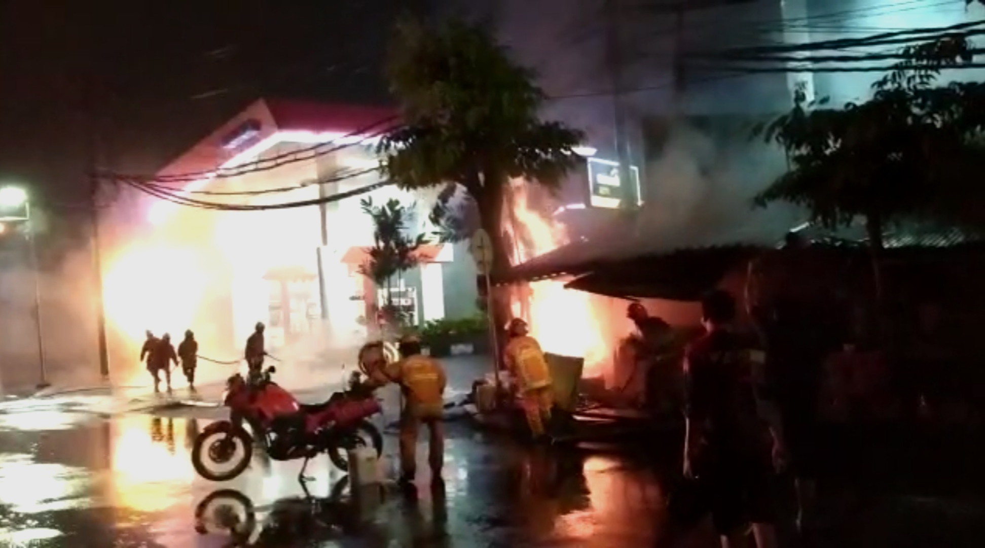 Kebakaran Didekat SPBU Balongsari-Margomulyo, Diduga Pipa Gas Bocor