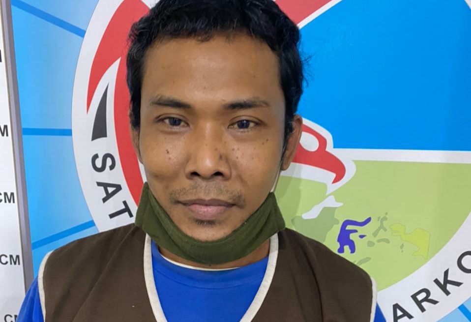 Seperti tak Menyesal, Pengedar Sabu ini Malah Senyum Saat Difoto