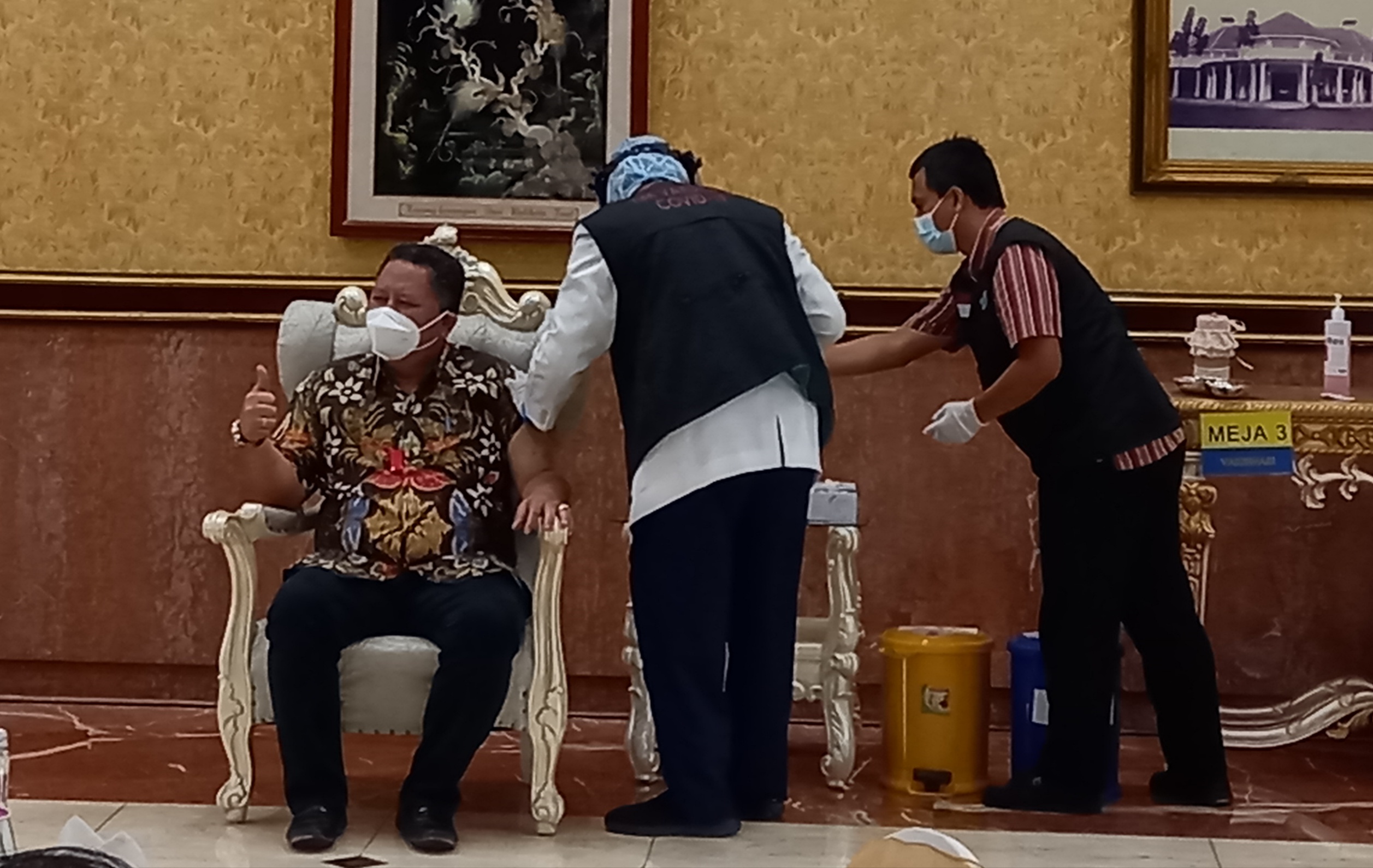 Disuntik Vaksin, Plt Wali Kota: Cuma Nyeri Dikit