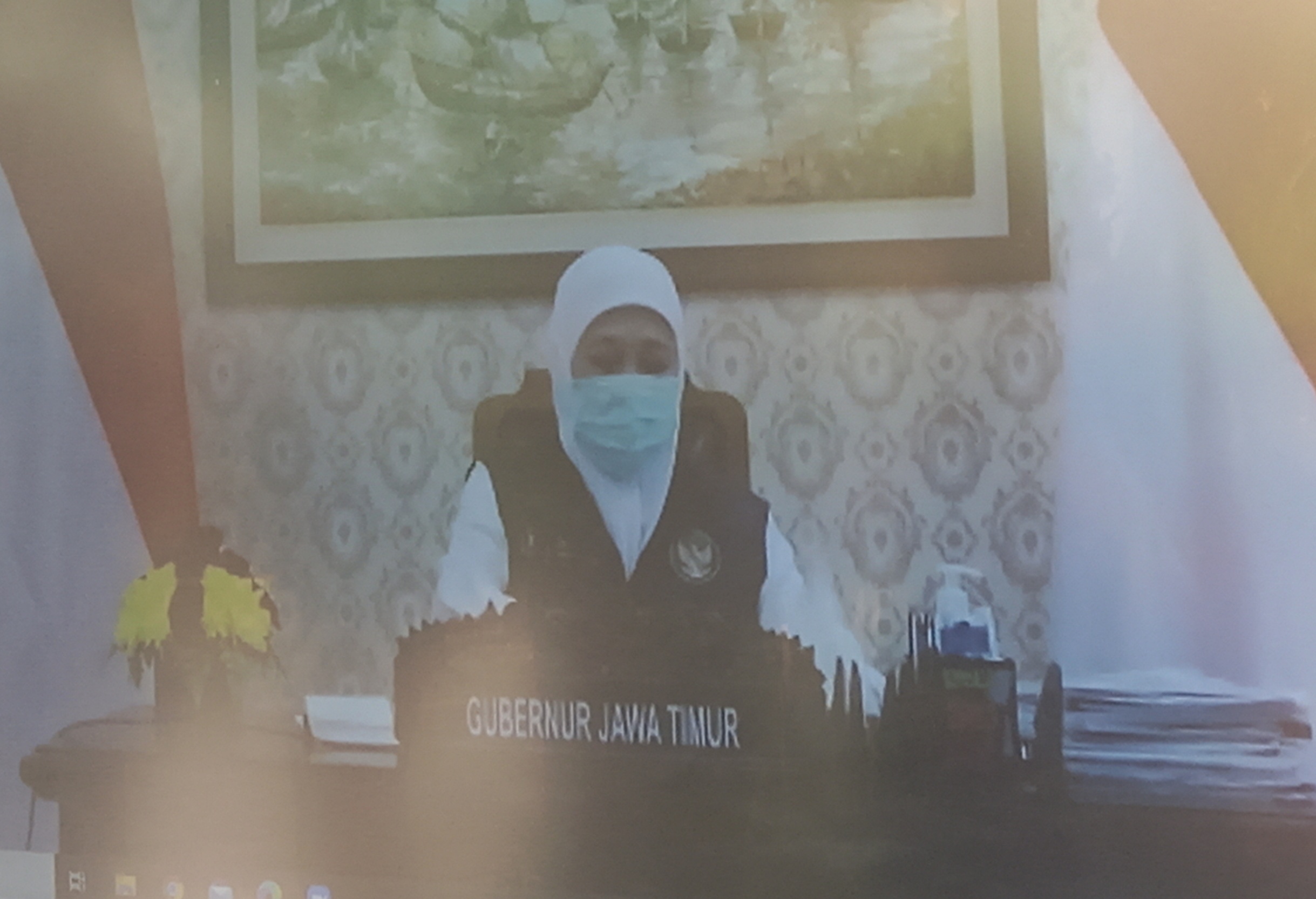Sudah Satu Bulan, Mengapa Gubernur Khofifah Masih Positif Covid-19?