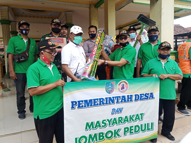 Warga Jombok, Ngoro, Salurkan Bantuan Peduli Bencana Banjir Jombang