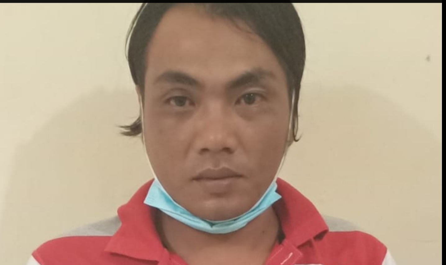 Tersangka pengedar sabu, Riyo Vadeli saat diamankan di Mapolsek Krian Sidoarjo
