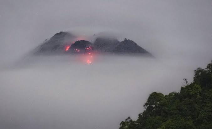 Gunung Merapi Semburkan Lava Pijar 12 Kali Disertai Gempa