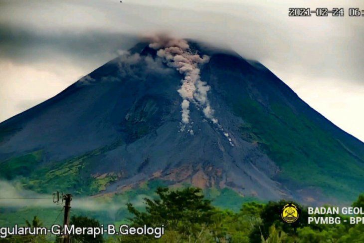 Gunung Merapi Masih Luncurkan Awan Panas dan Lava Pijar
