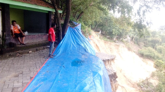 Makam Cagar Budaya Putri Cempo Gresik Terancam Longsor