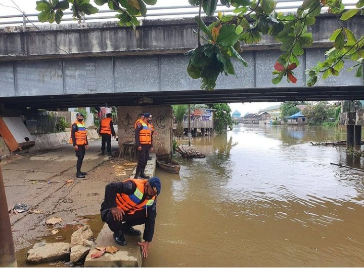 Antisipasi Banjir, Brimob Polda Kalsel Pantau Debit Air Sungai
