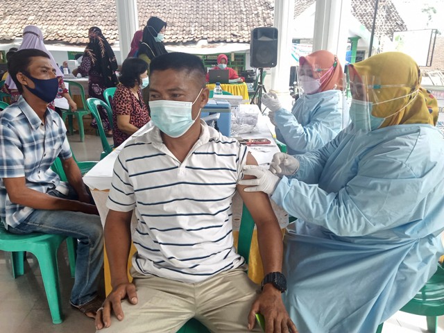 700 Warga Desa Kertorejo Jombang Berbondong-bondong Ikuti Vaksinasi