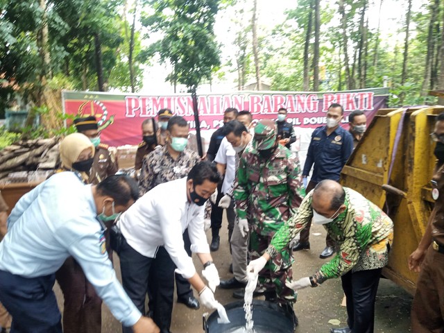 Sempat Molor, Kejari Jombang Musnahkan Ribuan BB Kasus Tahun 2020