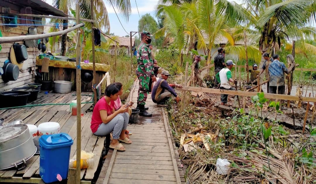 Babinsa Koramil Aluh-aluh Gotong Royong Bangun Musala