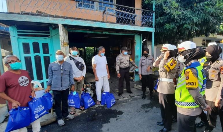 Momen Hari Kartini, Polwan Cantik Polda Kalsel Bantu Korban Kebakaran