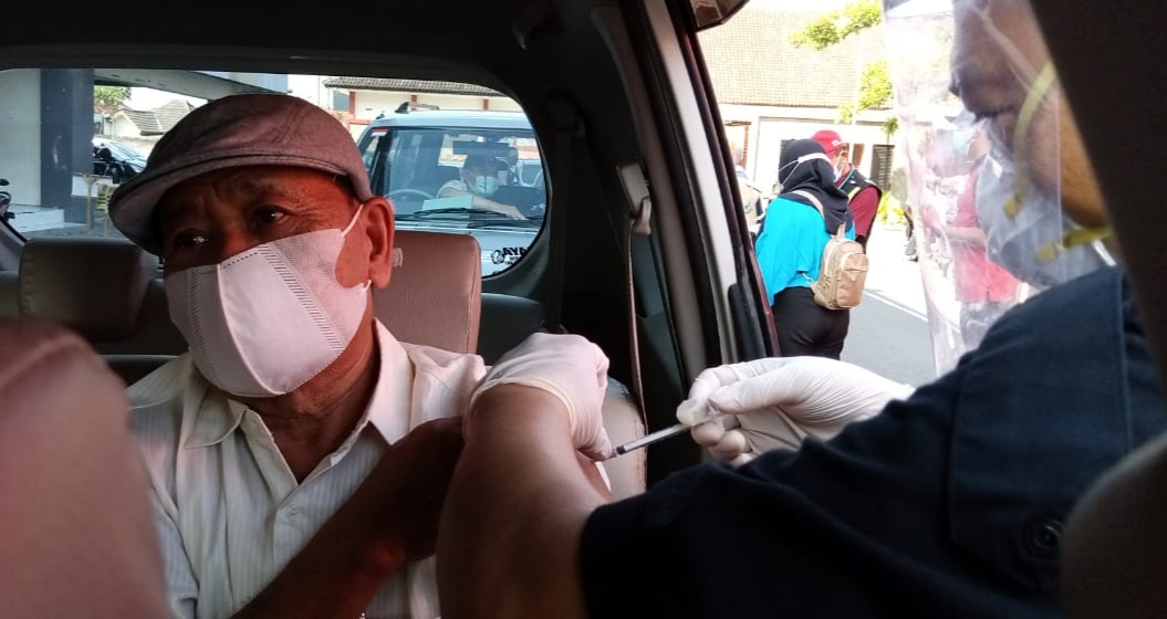 Ratusan Lansia Tulungagung Divaksin Secara Drive Thru