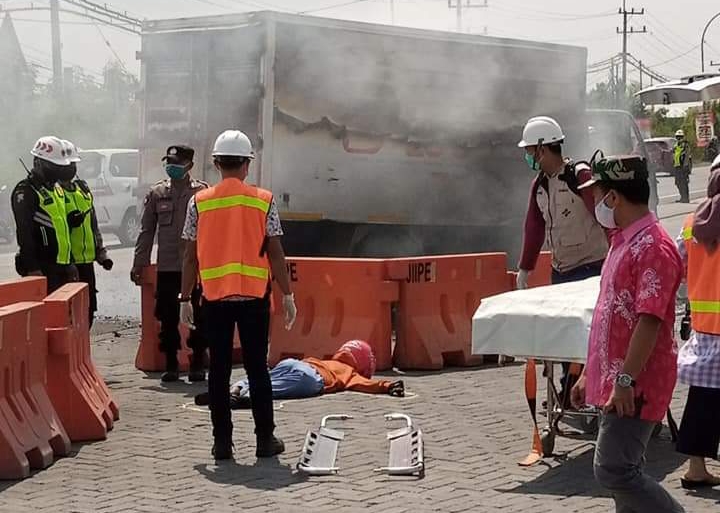 Dua Kendaraan Terbakar usai Tabrakan di Gresik, Satu Tewas