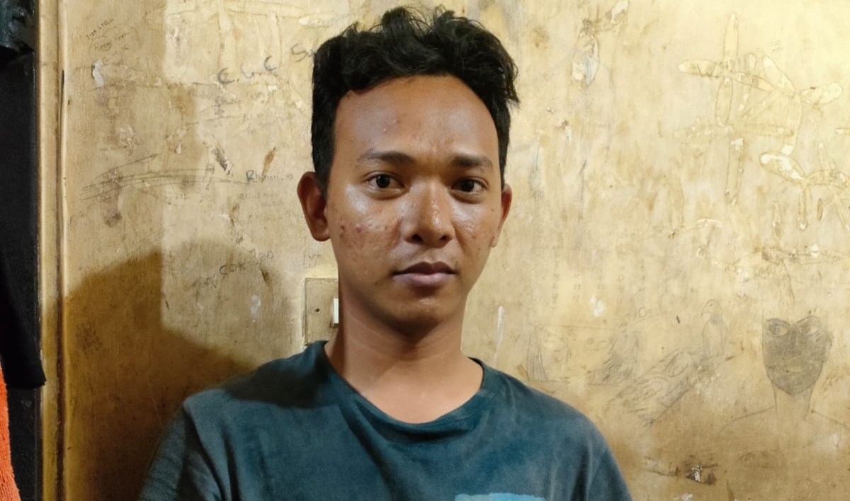 Tersangka Habib Alwian Bakhiri saat diamankan di Mapolsek Wonokromo