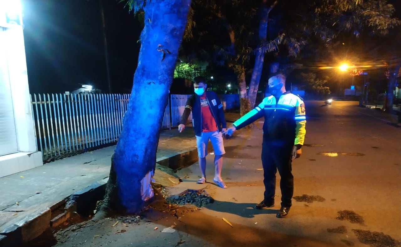 Tabrak Pohon, 2 Pemuda Tulungagung Meregang Nyawa