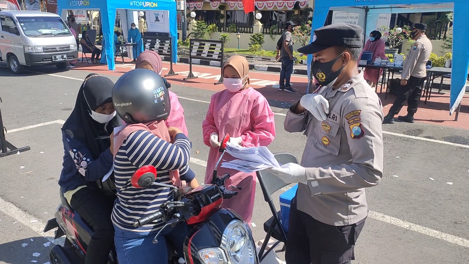 Vaksin Polres Tanjung Perak Drive Thru Tersedia Hingga 500 Dosis