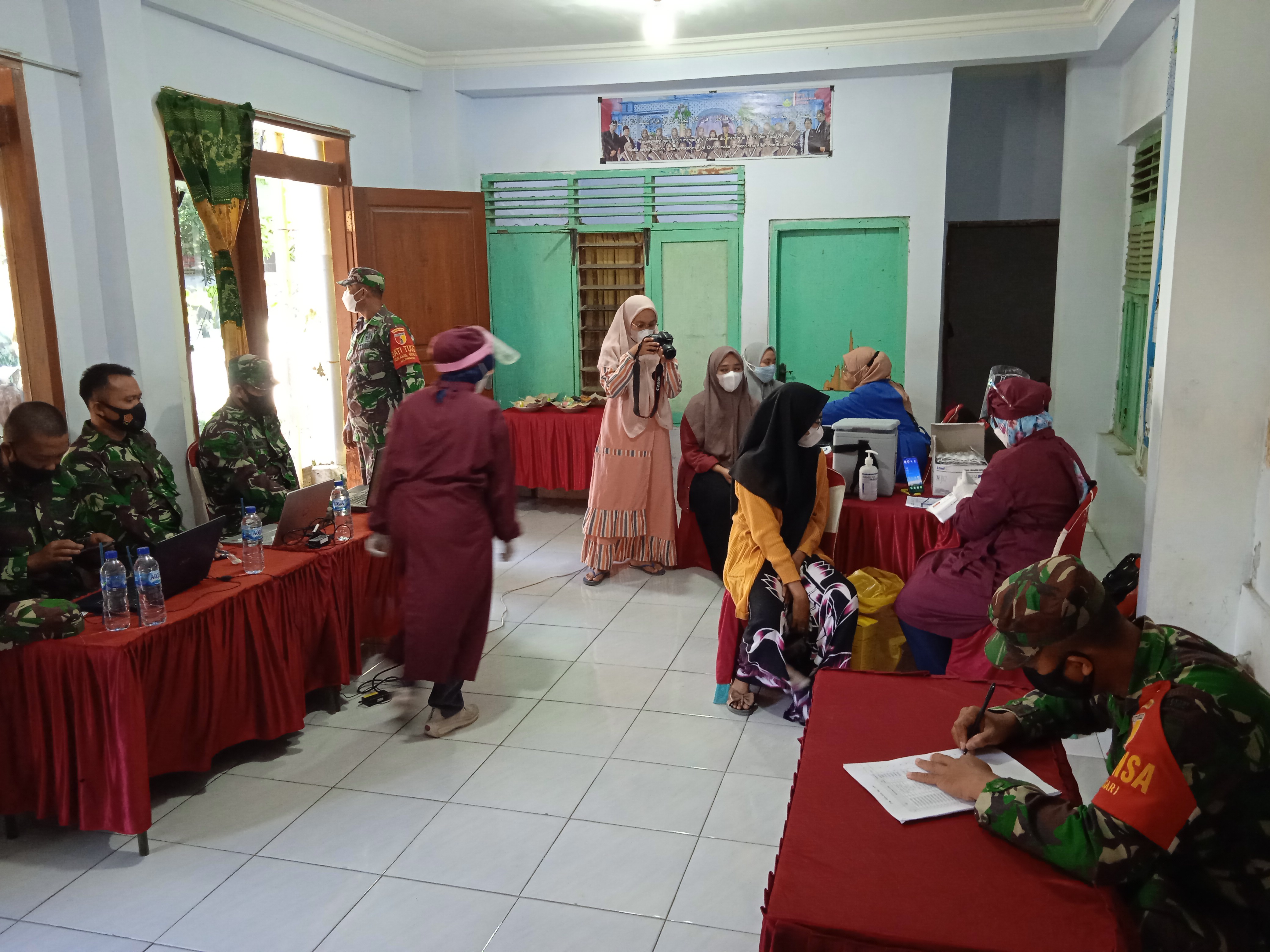 Koramil 0814/15 Mojowarno Jombang Vaksinasi Santri Di Desa Gondek