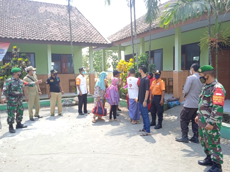 Satgas Covid-19 Kecamatan Mojowarno Jombang Evakuasi 5 Pasien Positif ke Rumah Sehat