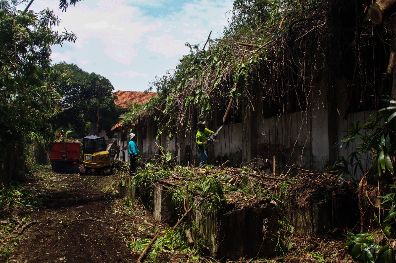 FOTO: Tak Terurus, Bangunan Cagar Budaya Penjara Kalisosok Dibersihkan