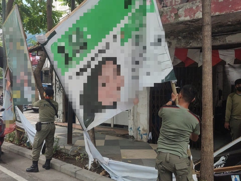 Satpol PP Surabaya bersama Panwascam Masifkan Penertiban APK yang Tak Sesuai Ketentuan