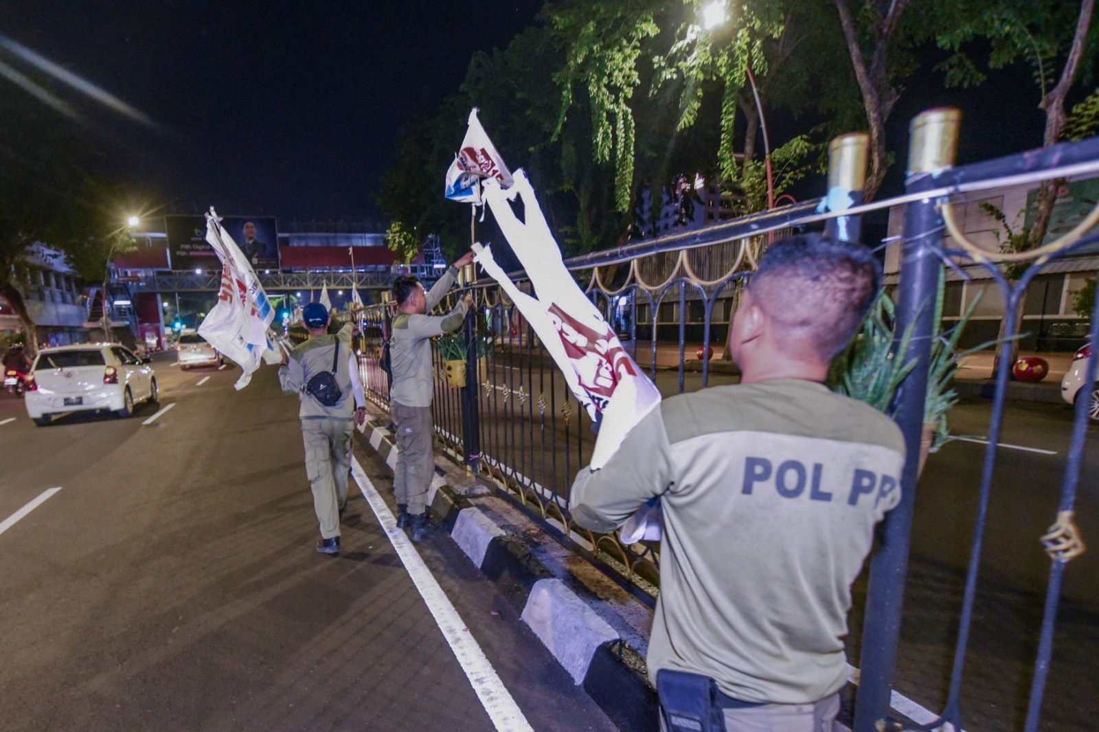 Masa Tenang Pemilu 2024, Satpol PP Surabaya Kerahkan 35 Truk Angkut APK yang Masih Terpasang