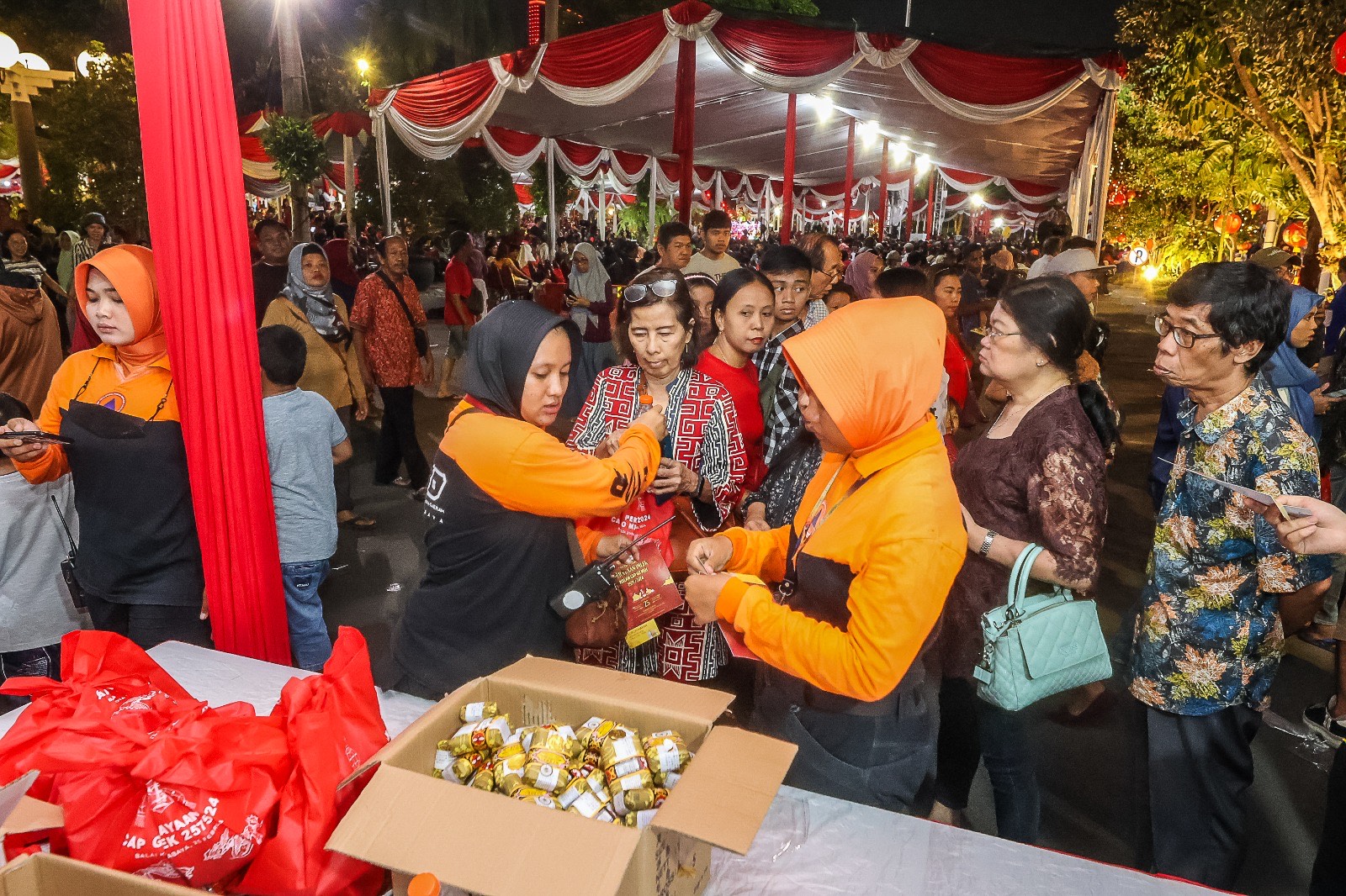 Ribuan Warga Padati Balai Kota Surabaya Ikut Memeriahkan Perayaan Cap Go Meh 2024