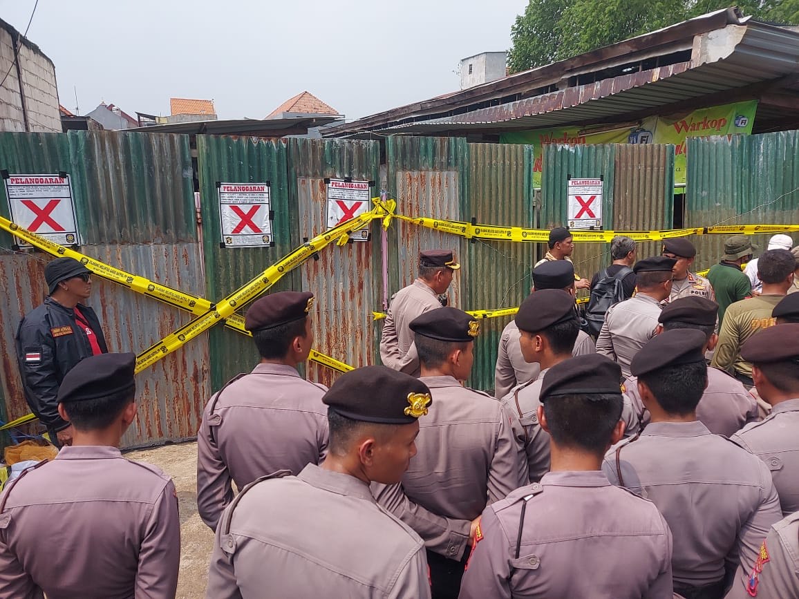 Tak Sesuai IMB, Satpol PP Surabaya Segel Lahan Bongkar Muat Sayur di Pandegiling