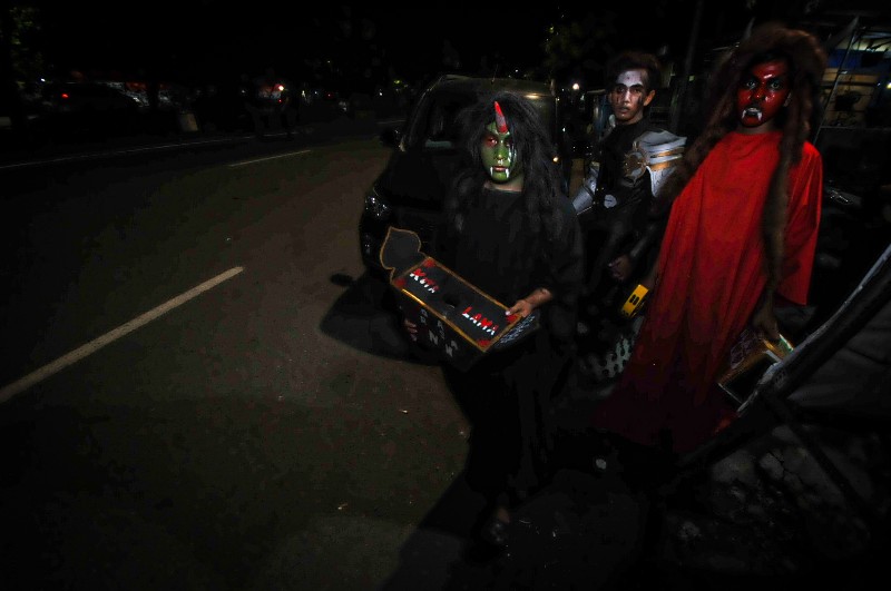 FOTO: Kuntilanak Bergentayangan di Manyar Sabrangan Surabaya