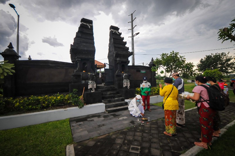 FOTO: Upacara Mekingsan Ring Geni di Surabaya