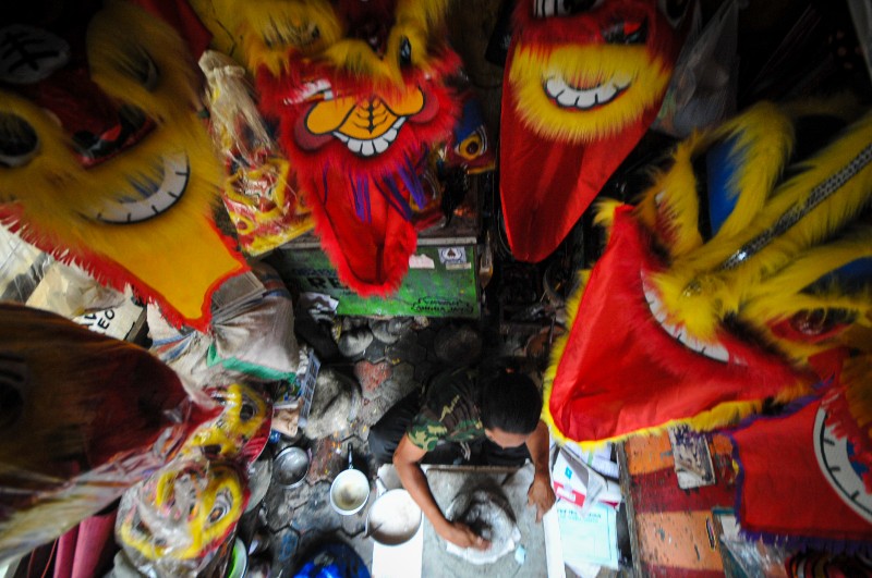 FOTO: Kerajinan Barongsai Berbahan Kertas Bekas di Surabaya
