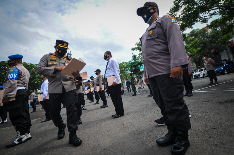 FOTO: Kapolrestabes Surabaya Berikan Piagam Penghargaan