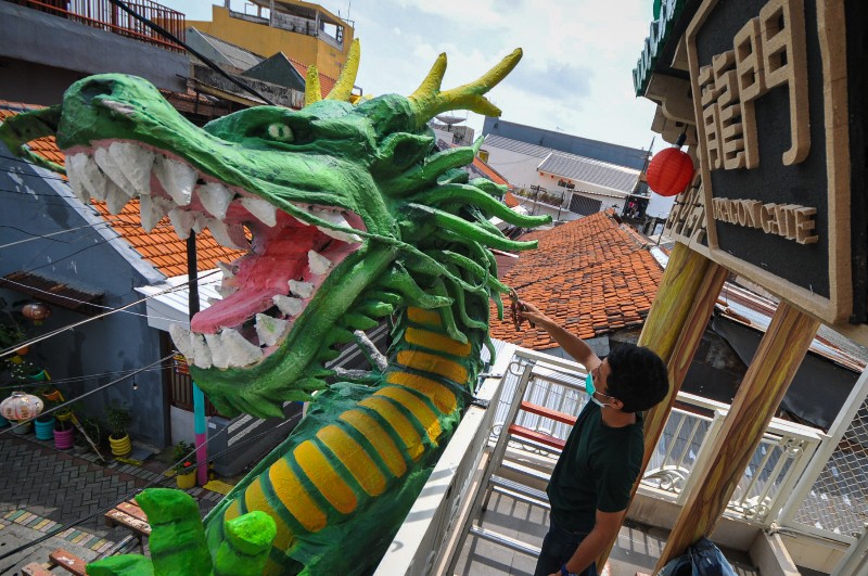 FOTO: Patung Naga Sambut Perayaan Imlek 2572