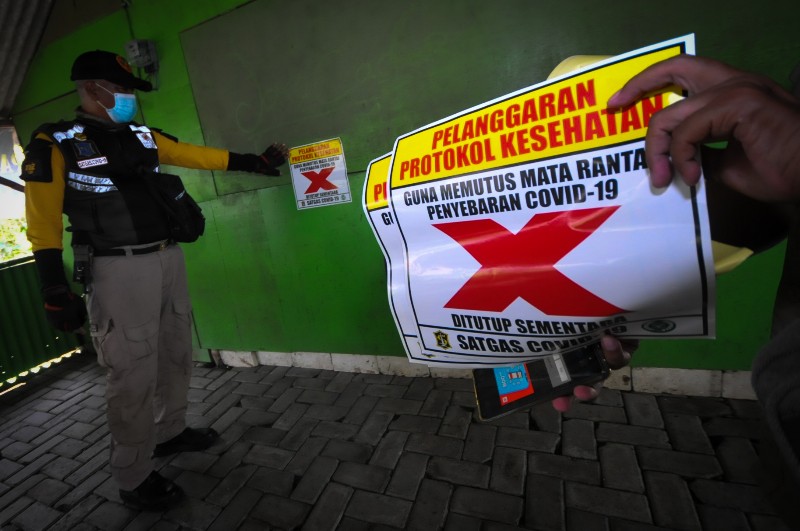FOTO: Pemkot Surabaya Tutup 22 Warung Remang-remang Jurang Kuping