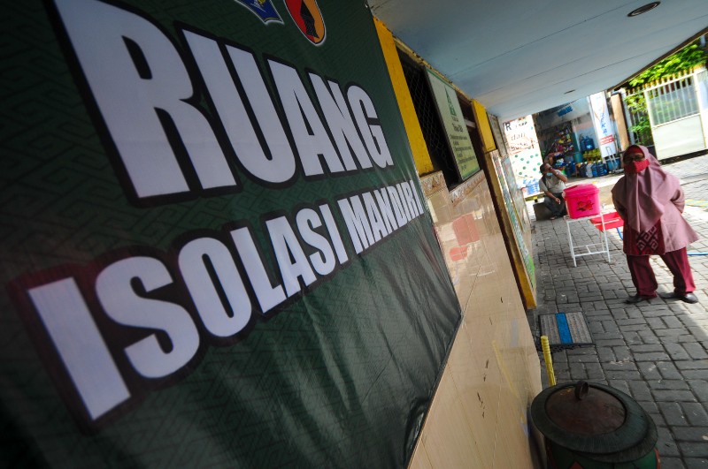 FOTO: PPKM Mikro, Polisi di Surabaya Belusukan ke Kampung