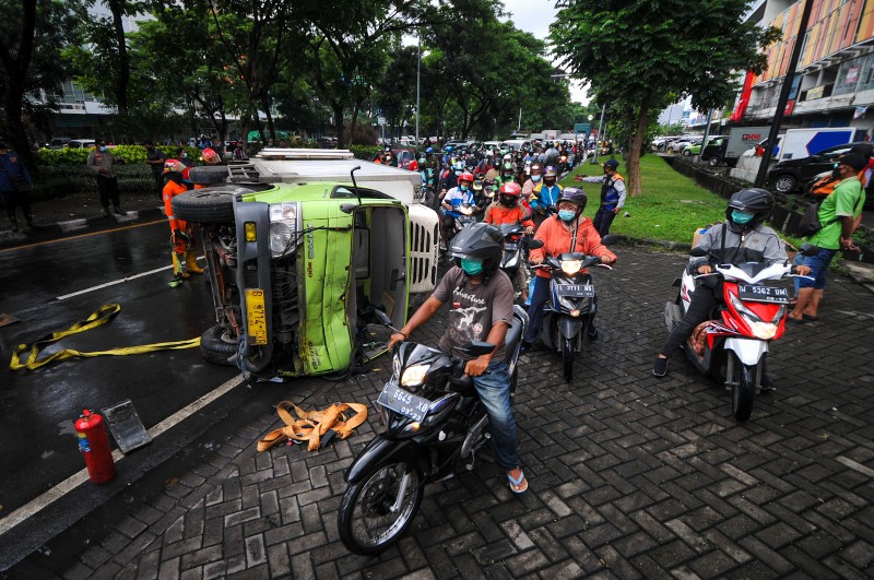 FOTO: Evakuasi Truk yang Terguling