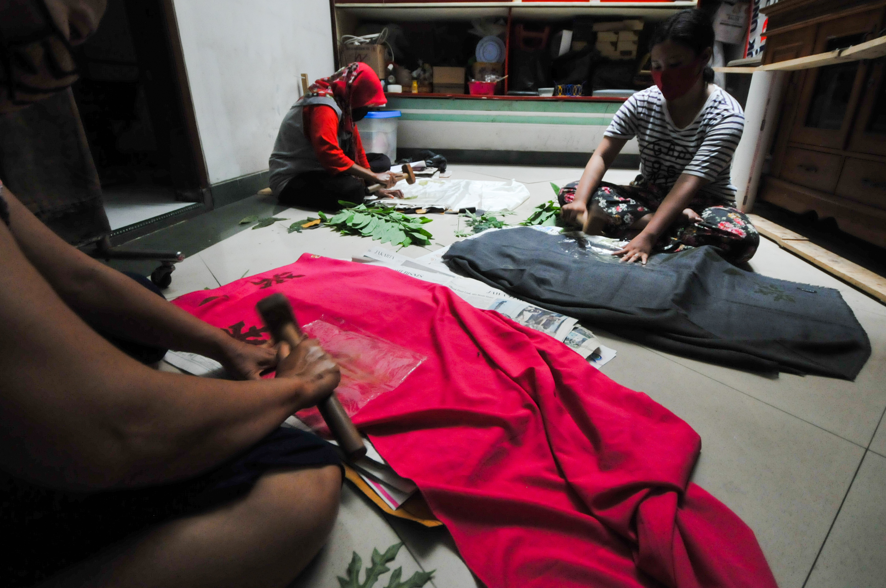 FOTO: Kerajinan Ecoprint di Industri Rumahan Ecoprint Shantika Fashion