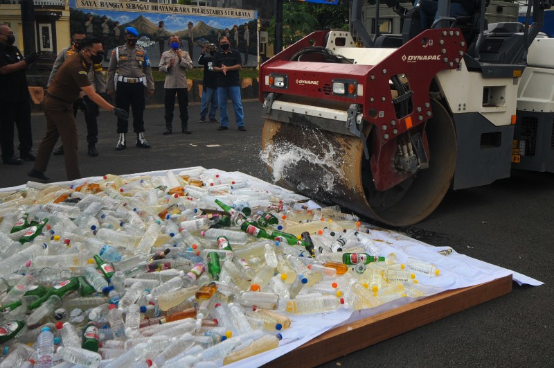 FOTO: Polrestabes Surabaya Musnahkan Barang Bukti Miras
