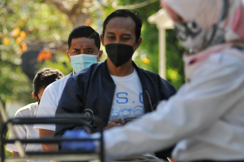 FOTO: Unair Layani Tes GeNose