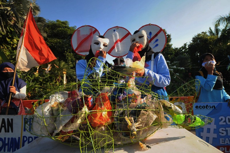 FOTO: Hari Bumi, Ecoton Gelar Aksi #Stopmakanplastik