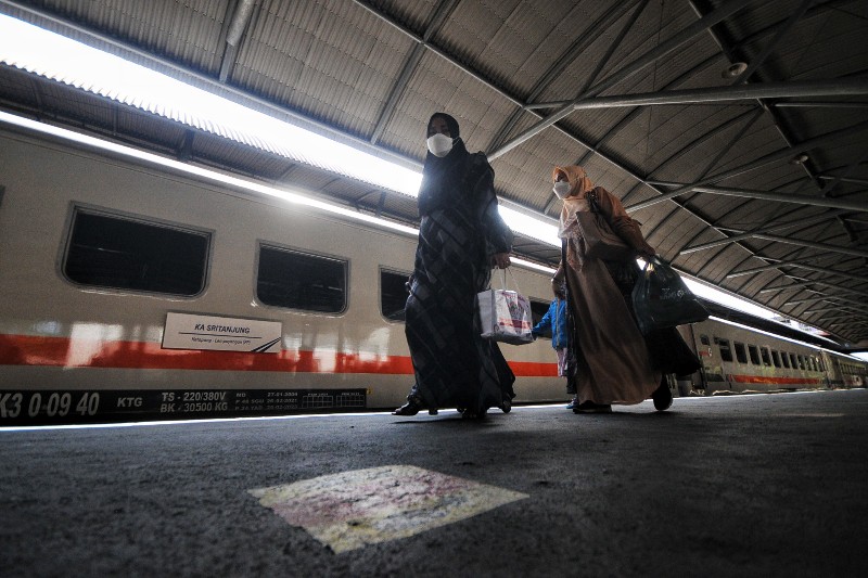 FOTO: Mudik Lebaran Dilarang, Stasiun di Surabaya Masih Ramai