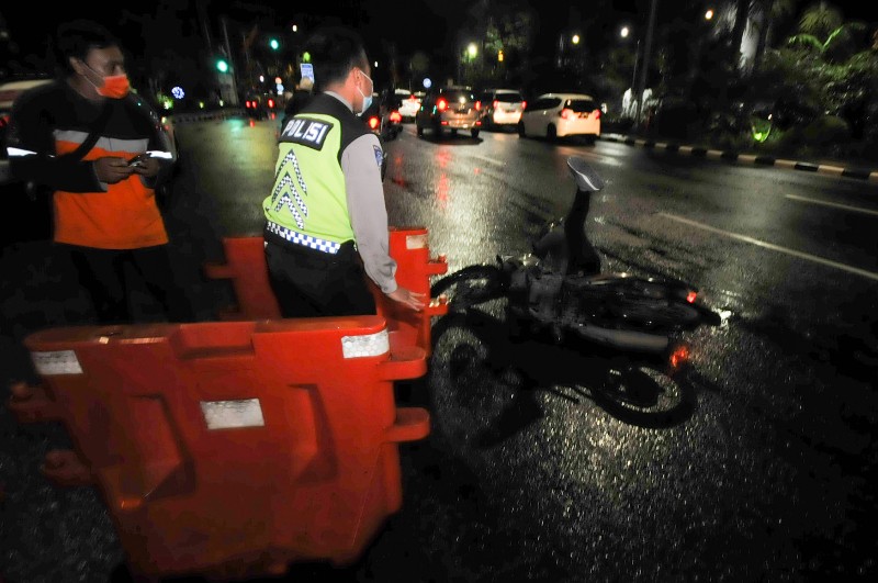 FOTO: Terjatuh saat Tabrak Barrier Plastik Penutupan Jalan