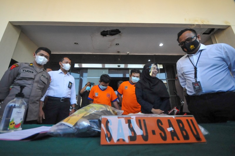 FOTO: Polisi di Surabaya Bekuk Dua Pengedar Narkoba